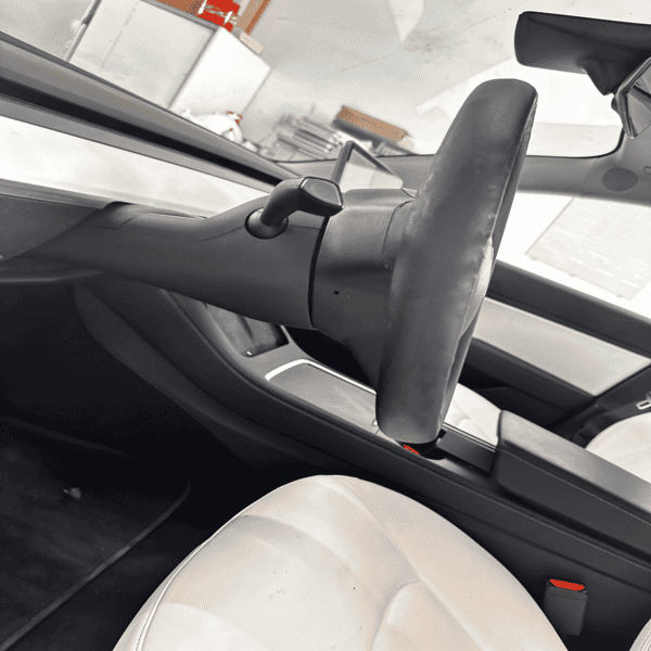 Tesla steering wheel after restoration – improved appearance and protected surface